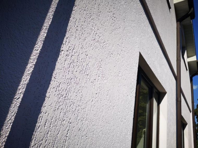 Декоративная штукатурка “Короед” на фасаде дома