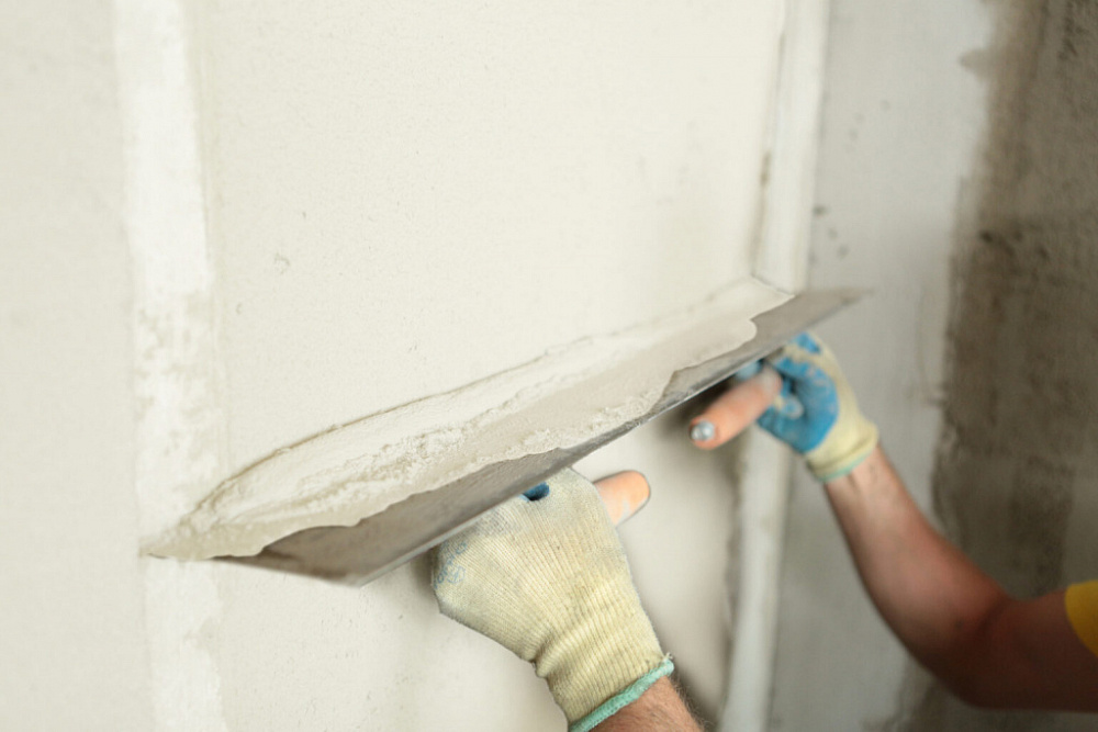 Выравнивание стен штукатуркой можно проводить по маякам(при больших перепадах) или без них